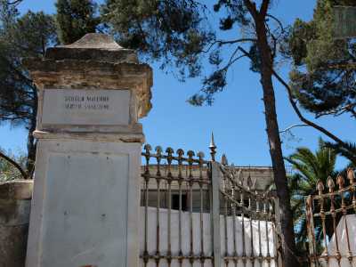 Si tratta dell'ex istituto Filippo Smaldone, scuola materna ed elementare per sordomuti gestita dalle suore e risalente al 1903. Negli anni 90 fu teatro di riti satanici
